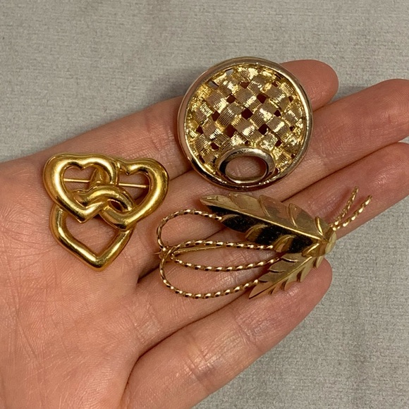 Vintage Designer Gold-Tone Brooch Set - Picture 8 of 8